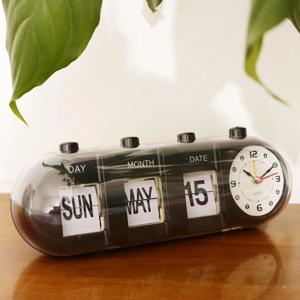 LOOM TREE Creative Digital Manual Flip Down Clock Desk Stand Page Quartz Clock Black